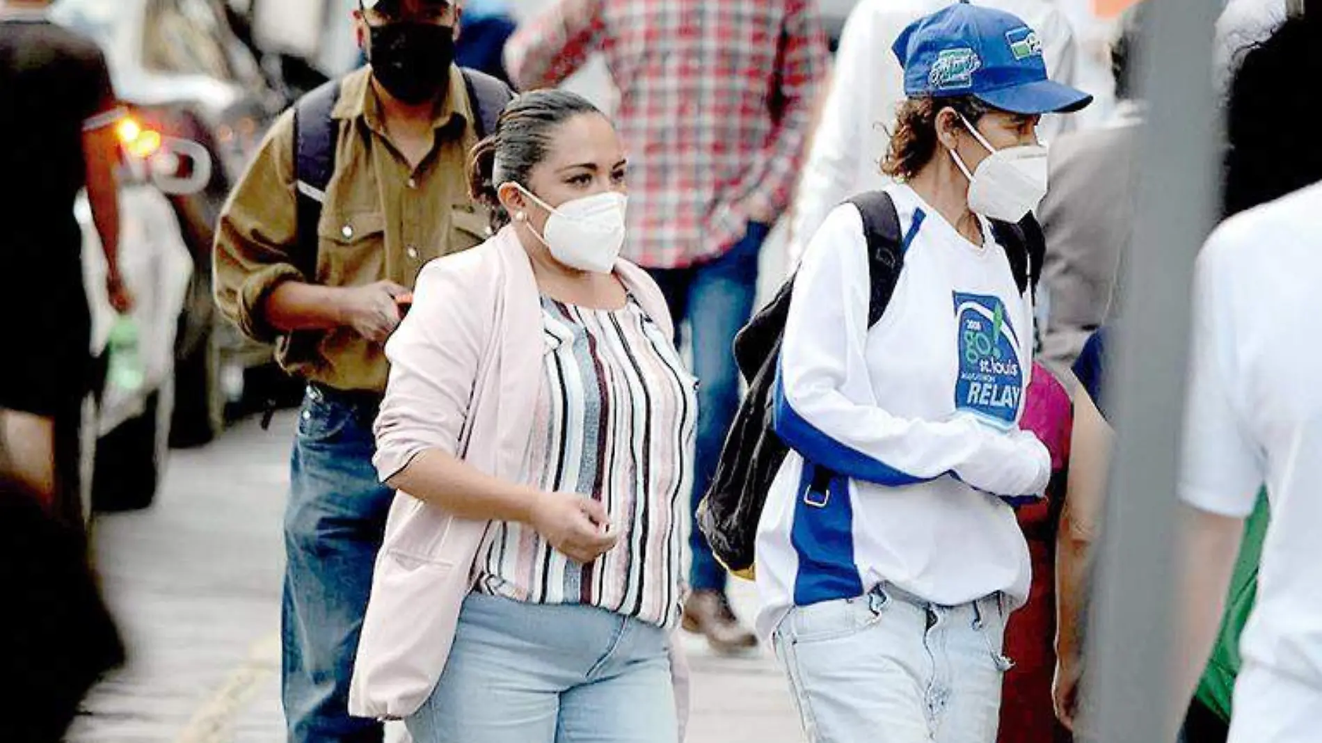 Personas en la calle en Zacatecas usando cubrebocas